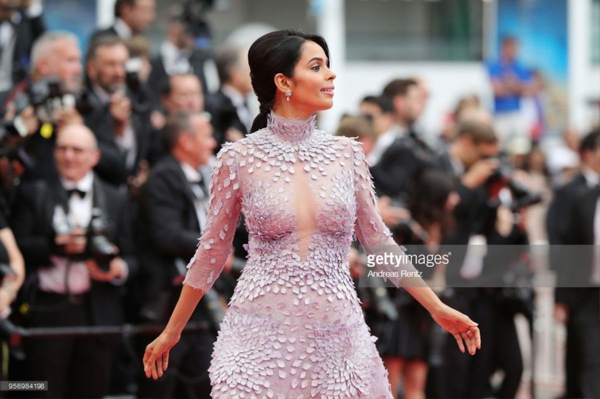 Thảm đỏ Cannes 2018 ngày thứ 3: 'Bạn gái' Black Panther diện váy xuyên thấu, Mallika Sherawat hở ngực lộ liễu Ảnh 6