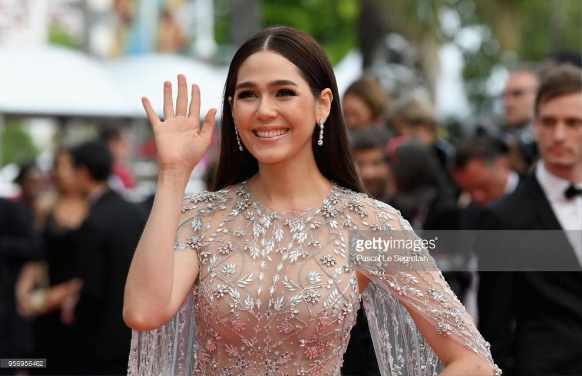 Chompoo Araya - Hà Tuệ diện váy cầu kỳ, nữ chính 'Bad Genius' già trước tuổi ở Cannes 2018 ngày thứ 3 Ảnh 9