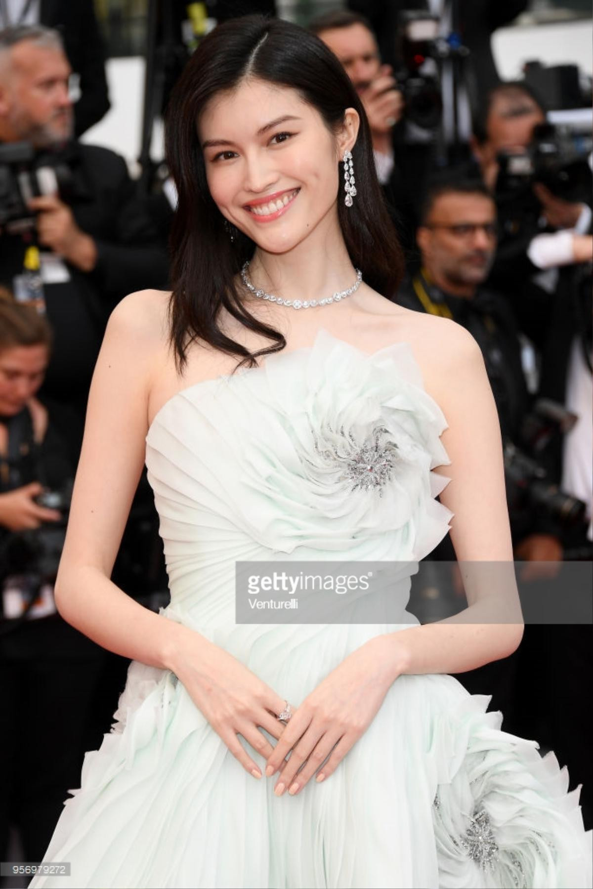 Chompoo Araya - Hà Tuệ diện váy cầu kỳ, nữ chính 'Bad Genius' già trước tuổi ở Cannes 2018 ngày thứ 3 Ảnh 15