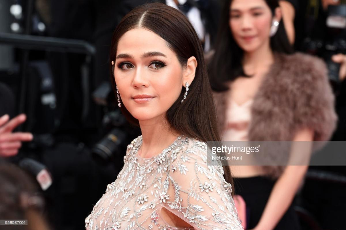 Chompoo Araya - Hà Tuệ diện váy cầu kỳ, nữ chính 'Bad Genius' già trước tuổi ở Cannes 2018 ngày thứ 3 Ảnh 3