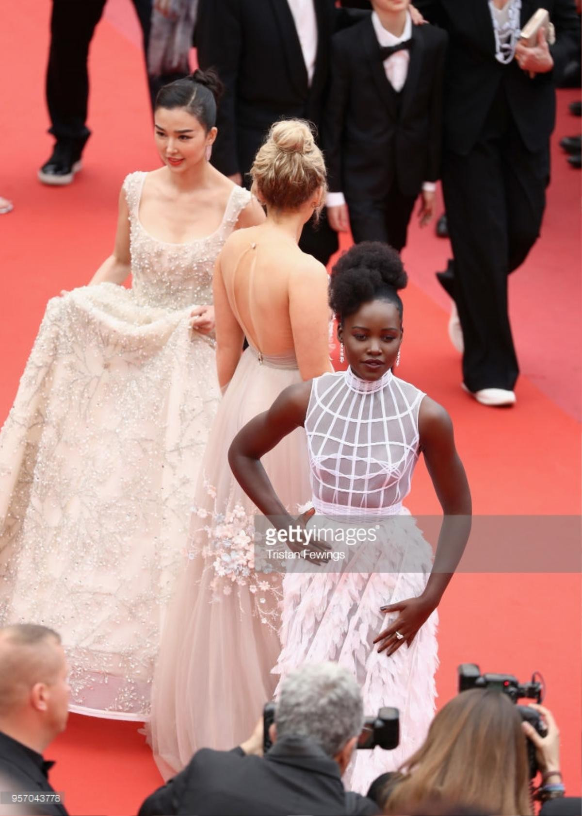 Thảm đỏ Cannes 2018 ngày 3: Lý Nhã Kỳ 'tím mộng mơ' nổi bật hơn nhiều mỹ nhân Châu Á Ảnh 22