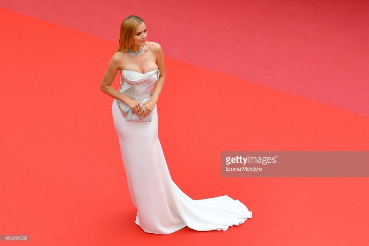 Những nhân vật 'lố và lộ' gây nhức mắt trên thảm đỏ Cannes 2018 ngày thứ 3 Ảnh 10