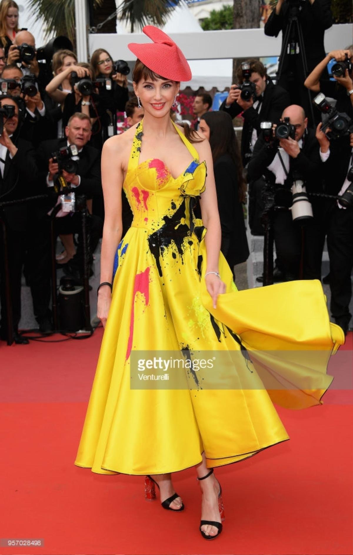 Những nhân vật 'lố và lộ' gây nhức mắt trên thảm đỏ Cannes 2018 ngày thứ 3 Ảnh 7