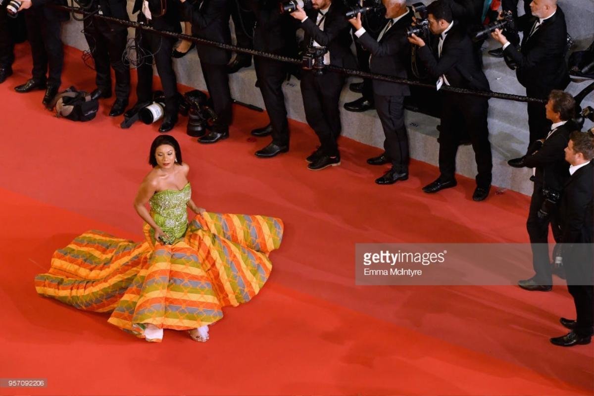 Những nhân vật 'lố và lộ' gây nhức mắt trên thảm đỏ Cannes 2018 ngày thứ 3 Ảnh 1