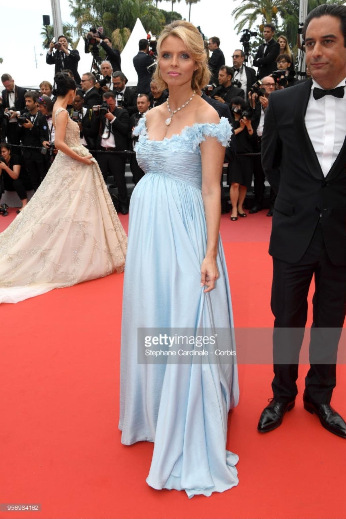 Khi 'Người đẹp và quái vật' Belle đối đầu Lọ Lem 'mang bầu' giữa LHP Cannes 2018 Ảnh 13