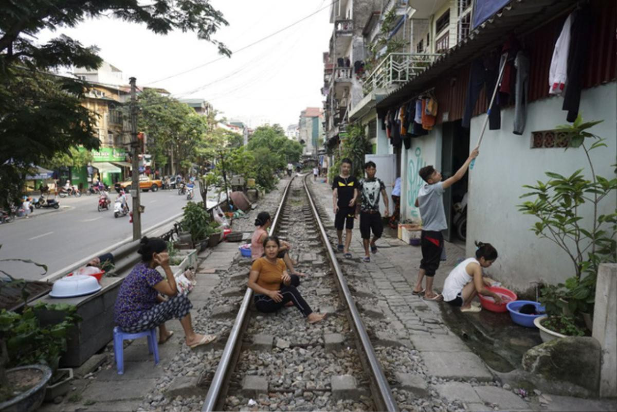 Đường tàu hỏa siêu hẹp trong phố cổ Hà Nội thu hút khách Tây Ảnh 1