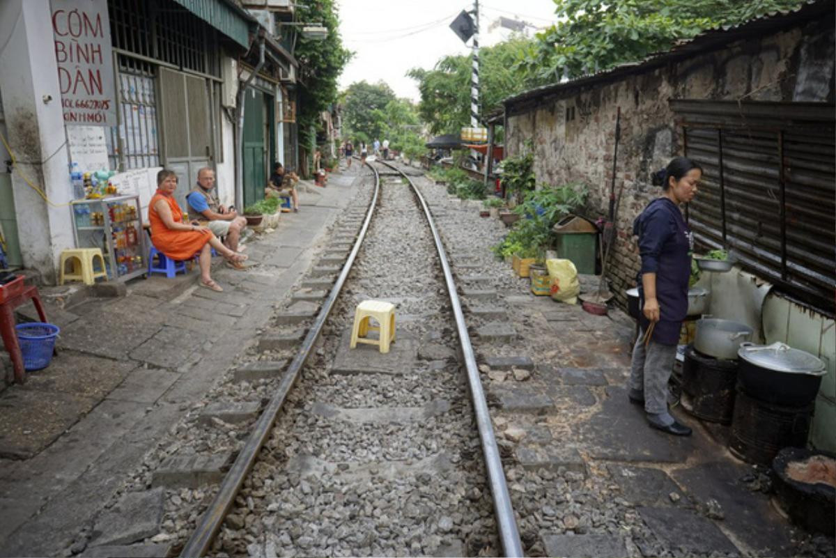 Đường tàu hỏa siêu hẹp trong phố cổ Hà Nội thu hút khách Tây Ảnh 5