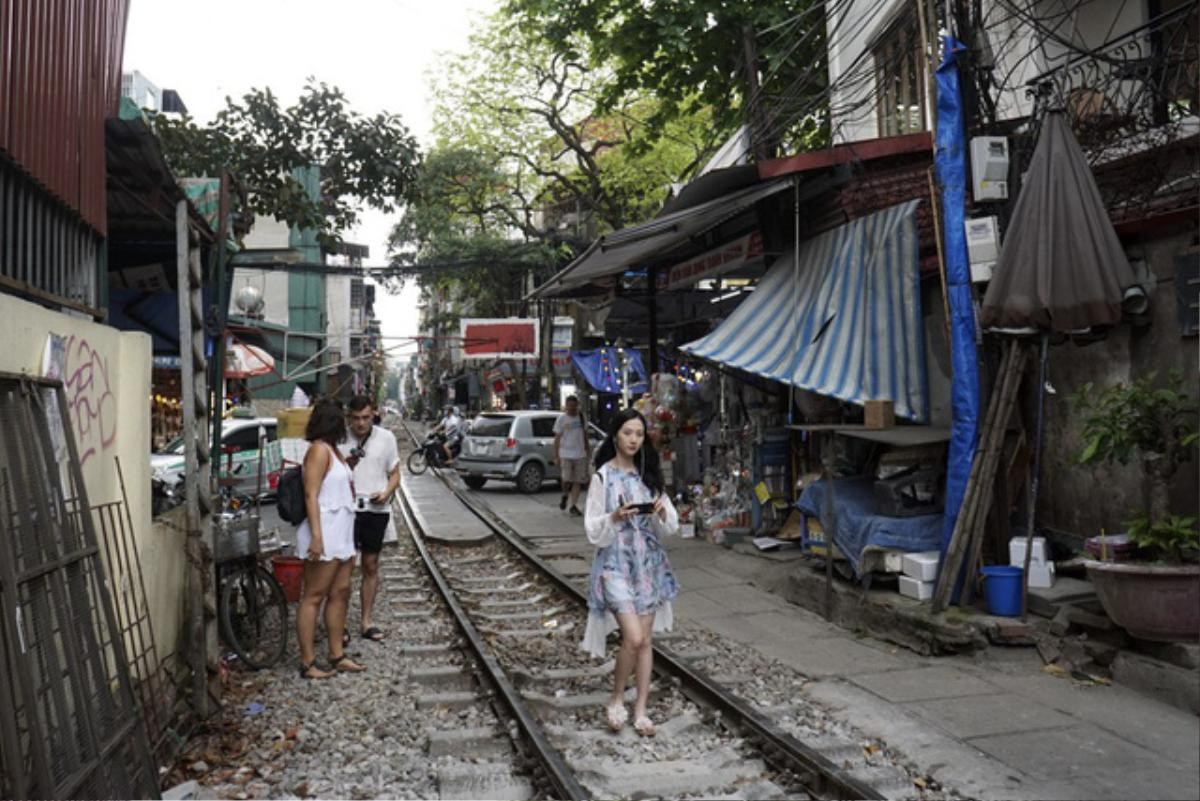 Đường tàu hỏa siêu hẹp trong phố cổ Hà Nội thu hút khách Tây Ảnh 8