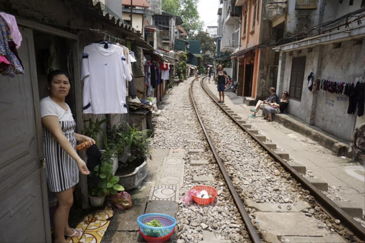 Đường tàu hỏa siêu hẹp trong phố cổ Hà Nội thu hút khách Tây Ảnh 9