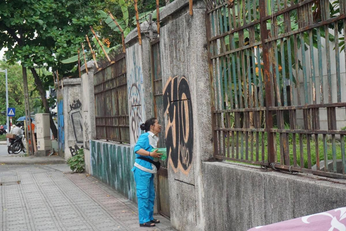 Bảo vệ ngôi nhà 300 Kim Mã bỏ hoang suốt 27 năm: 'Làm gì có ma, mấy ngày nay tôi đuổi được mấy đối tượng nghiện ngập' Ảnh 2