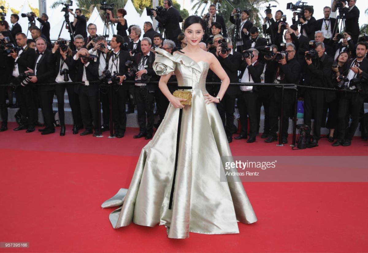 Thảm đỏ Cannes ngày 4: 'Đóa hồng bạc' Phạm Băng Băng giá đáo, tất cả hãy 'chạy ngay đi' Ảnh 12