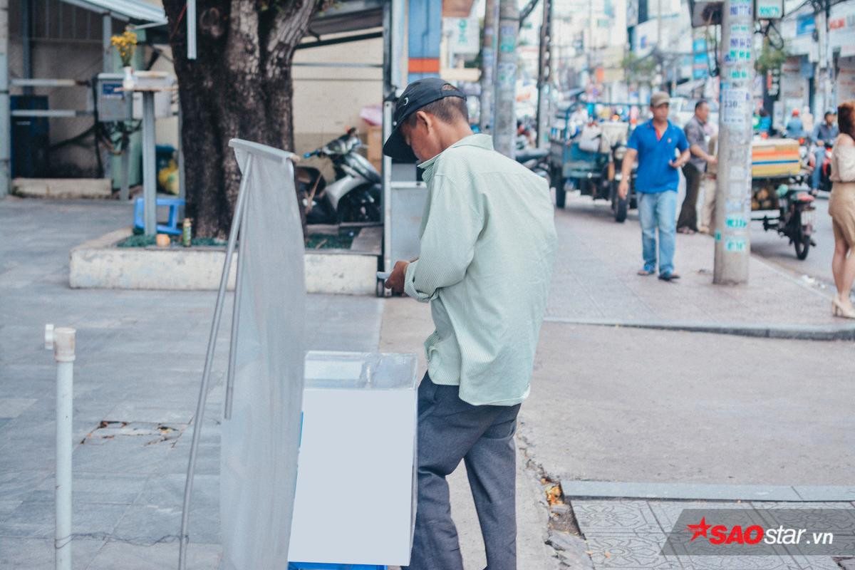 Phía sau thùng tiền từ thiện 'hãy lấy ba tờ': Kệ đi, miễn là người Sài Gòn vẫn còn đối tốt với nhau Ảnh 4