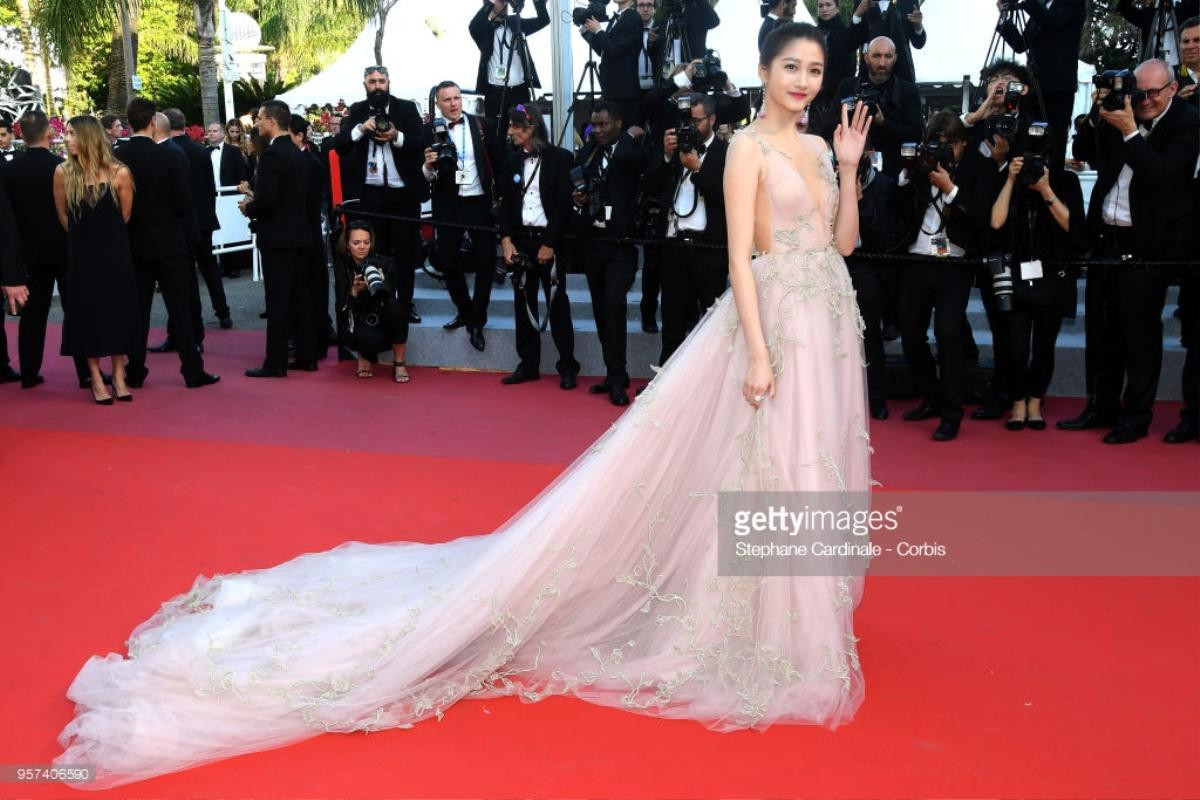 Thần thái miễn chê của 3 mỹ nhân Phạm Băng Băng, Chompoo Araya và Quan Hiểu Đồng tại Cannes ngày 4 Ảnh 23