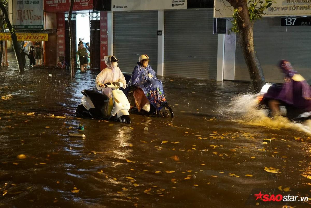 Phố cổ Hà Nội ngập trong biển nước sau mưa lớn nhất từ đầu năm Ảnh 11