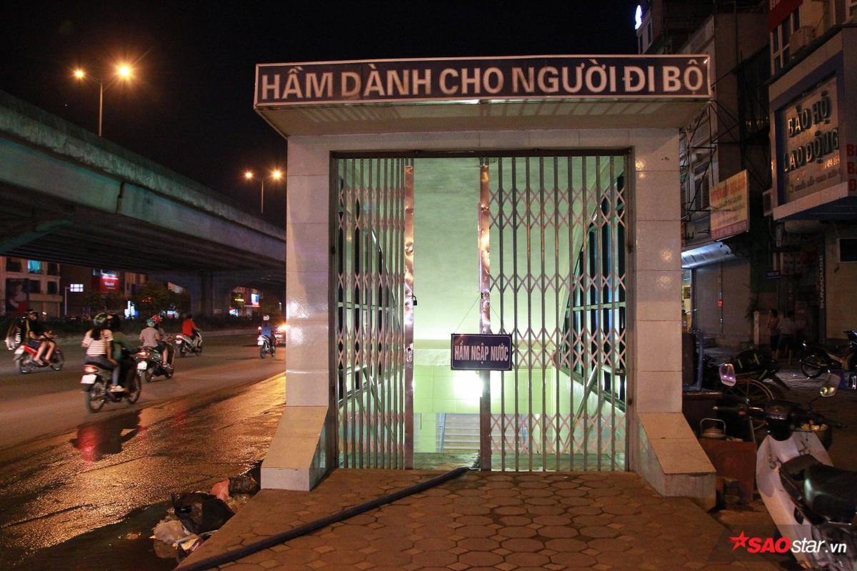 Hầm dành cho người đi bộ biến thành hồ nước sau trận mưa lớn kéo dài Ảnh 2