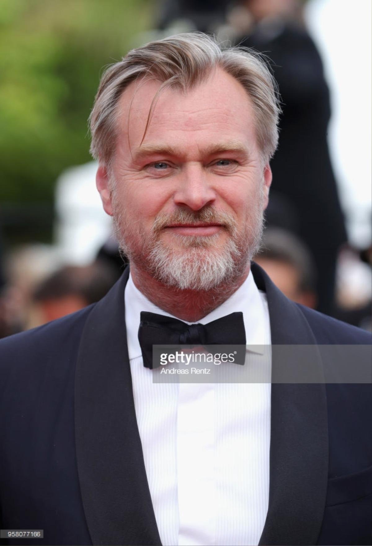 Thảm đỏ Cannes ngày thứ 6: Đạo diễn Christopher Nolan xuất hiện, Iskra Lawrence khoe 'ngực khủng' Ảnh 1