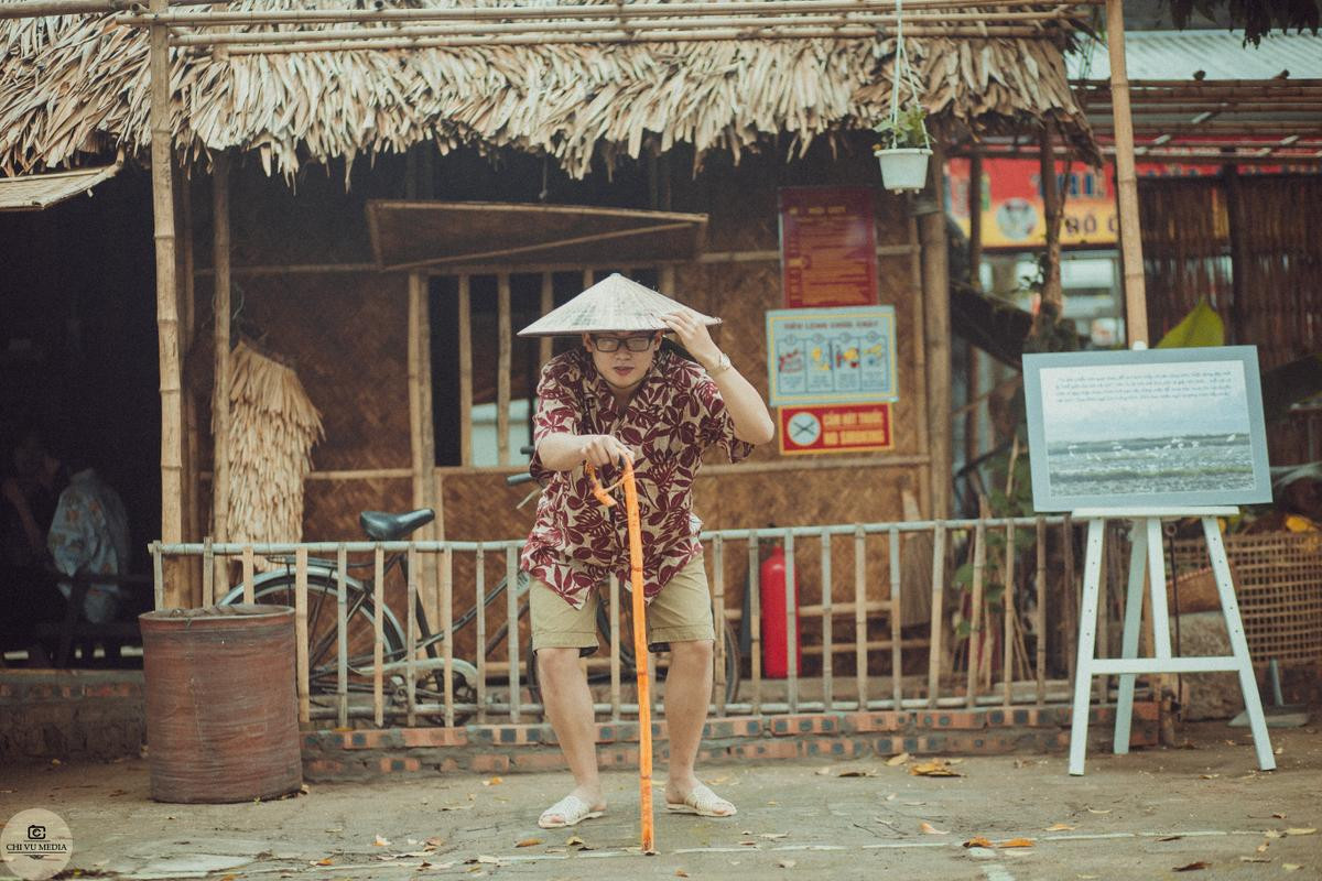 Teen Hà thành khiến dân mạng ‘chao đảo’ với bộ ảnh kỷ yếu 'chất như nước cất' chụp giữa khu chợ quê Ảnh 4