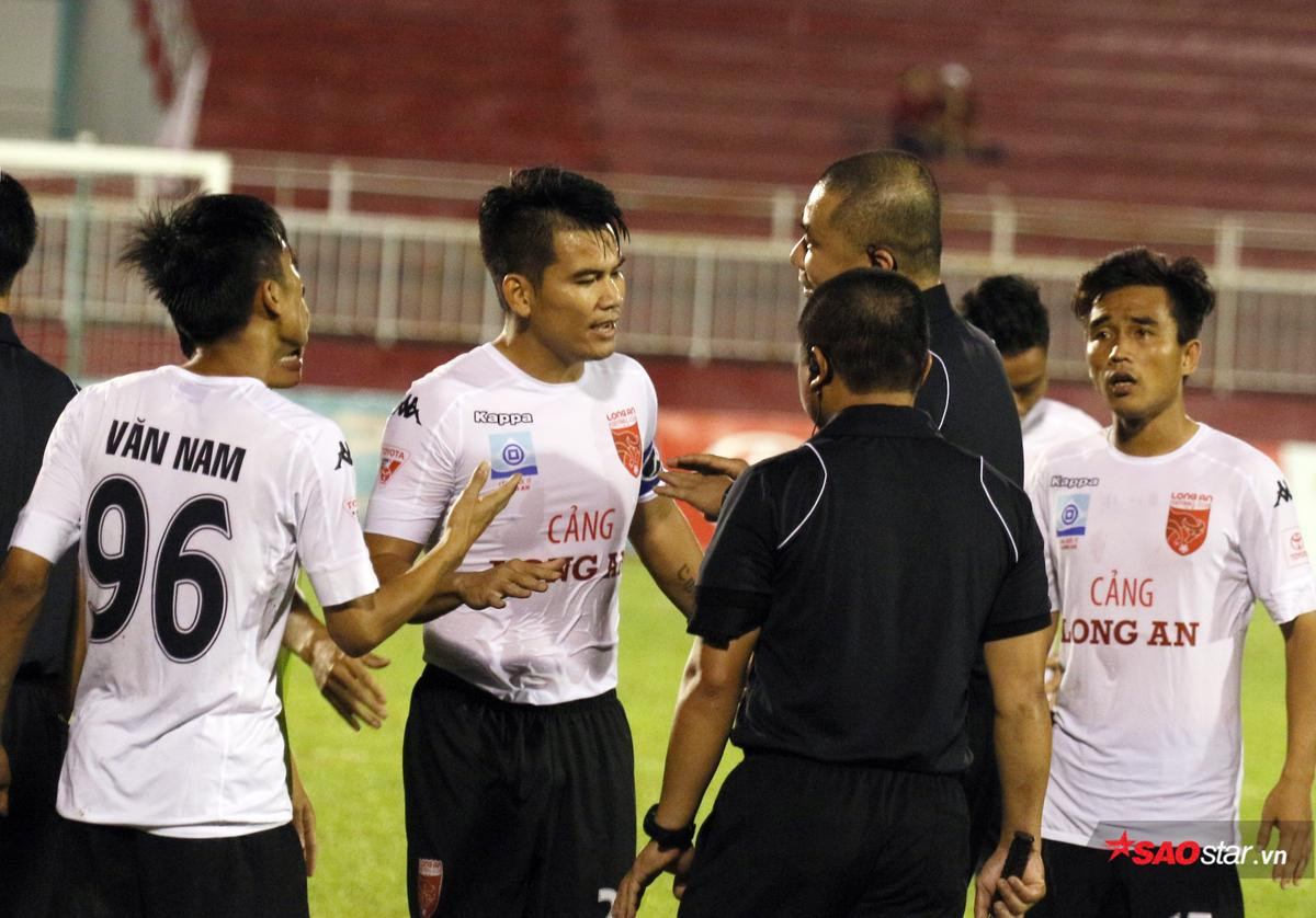 Công Vinh, Thành Lương, Văn Quyết và những ngôi sao 'dính phốt' với trọng tài Ảnh 4