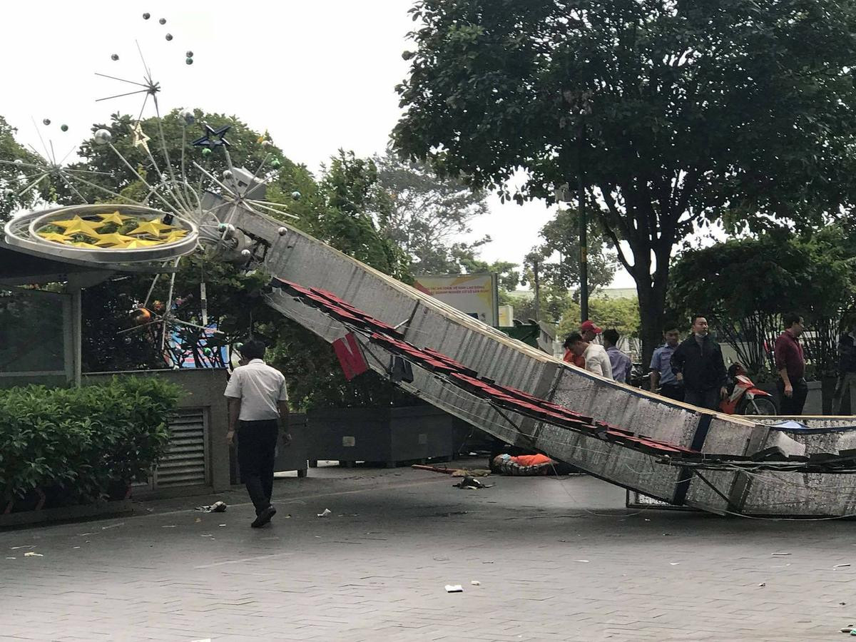 Gió lớn quật ngã cổng chào phố đi bộ Nguyễn Huệ, một người dân bị thương Ảnh 3