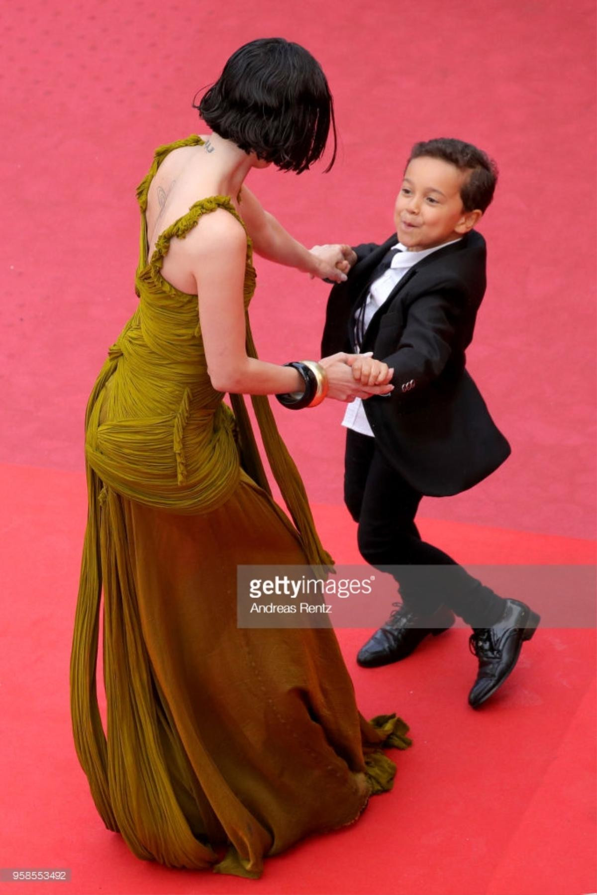 'Shock văn hóa' với những gương mặt 'lố, lộ và dị' trên thảm đỏ Cannes 2018 ngày 7 Ảnh 1