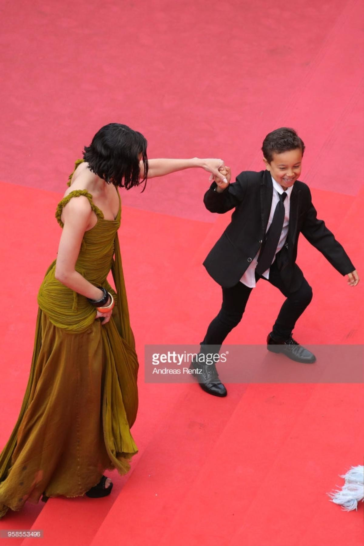 'Shock văn hóa' với những gương mặt 'lố, lộ và dị' trên thảm đỏ Cannes 2018 ngày 7 Ảnh 2