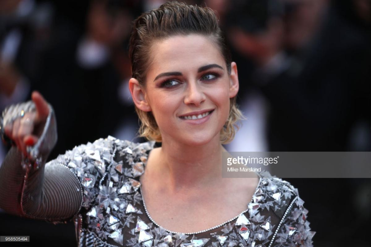 Cannes ngày 7: Người đẹp 'Fast & Furious' khoe ngực, Kristen Stewart đi chân trần phá luật thảm đỏ Ảnh 8