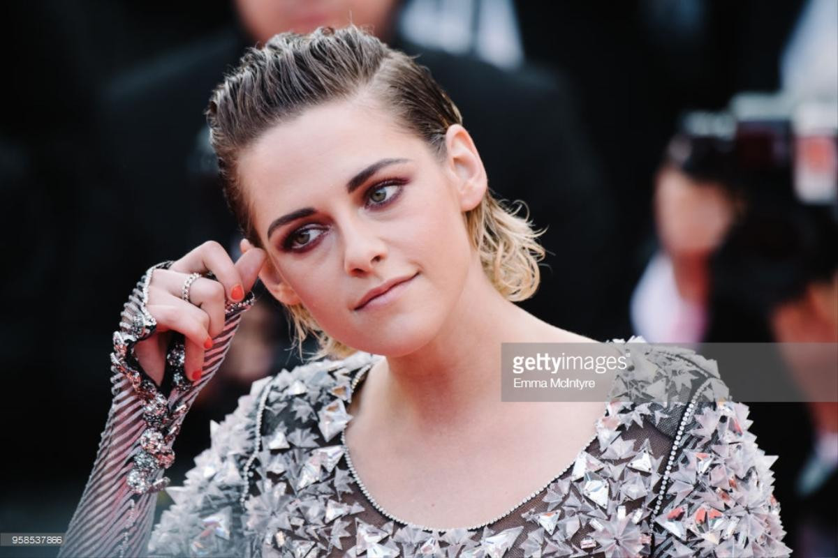 Cannes ngày 7: Người đẹp 'Fast & Furious' khoe ngực, Kristen Stewart đi chân trần phá luật thảm đỏ Ảnh 7