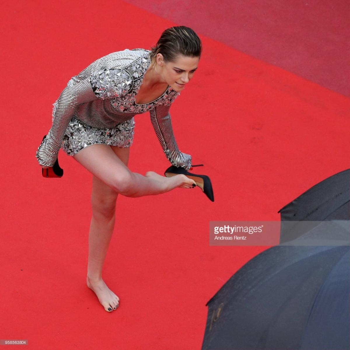 Cannes ngày 7: Người đẹp 'Fast & Furious' khoe ngực, Kristen Stewart đi chân trần phá luật thảm đỏ Ảnh 9