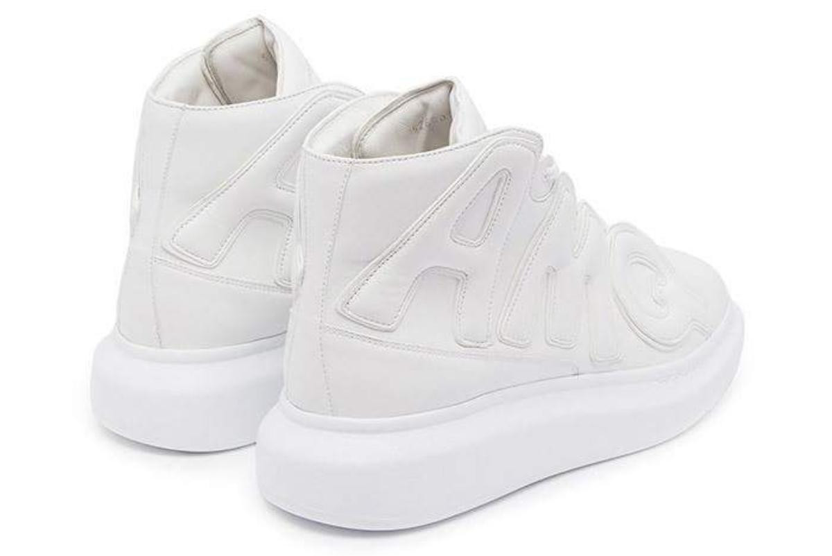 Alexander McQueen tung mẫu sneaker mới, nhìn thế nào cũng giống y chang Nike mà giá lại đắt gấp 4 Ảnh 2