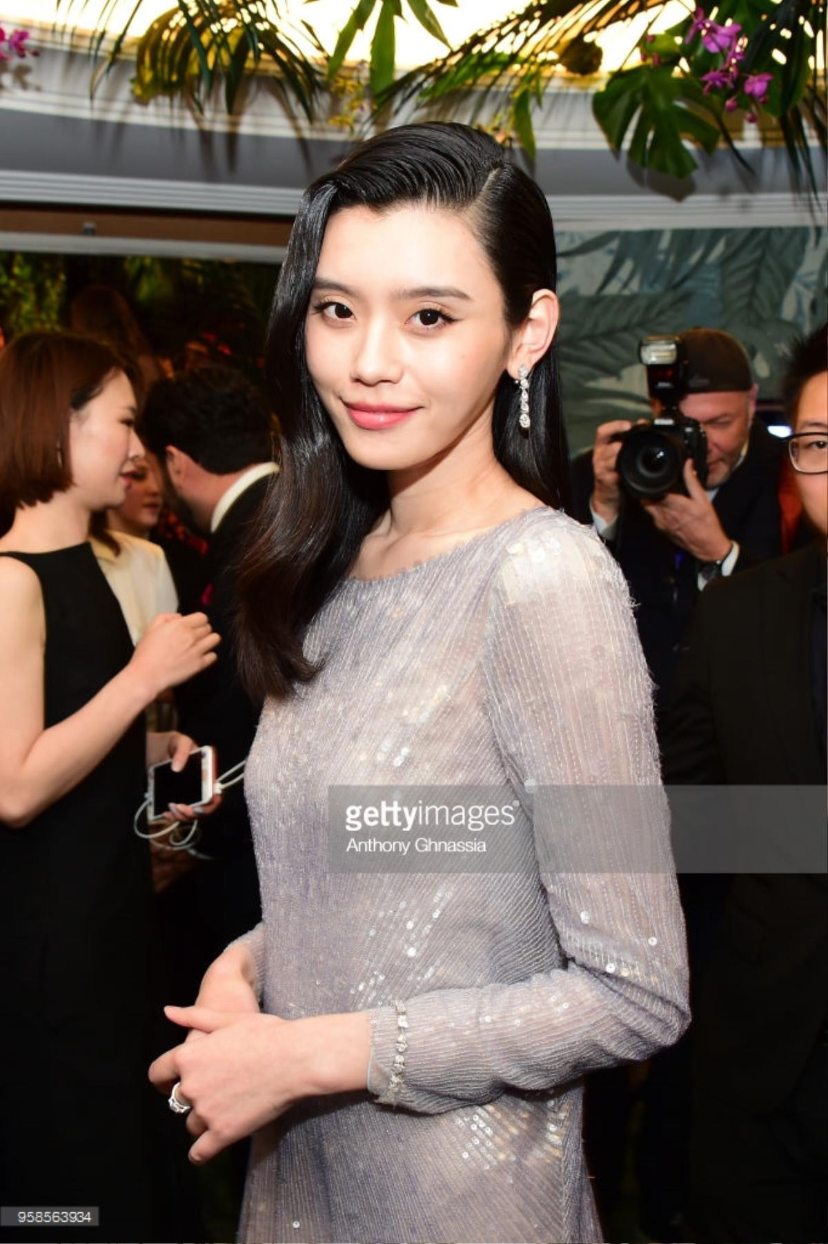 Cannes ngày 7: Chompoo Araya liên tục thay xiêm y, Vương Nguyên - Hề Mộng Dao chụp 10 tấm biểu cảm như 1 Ảnh 24