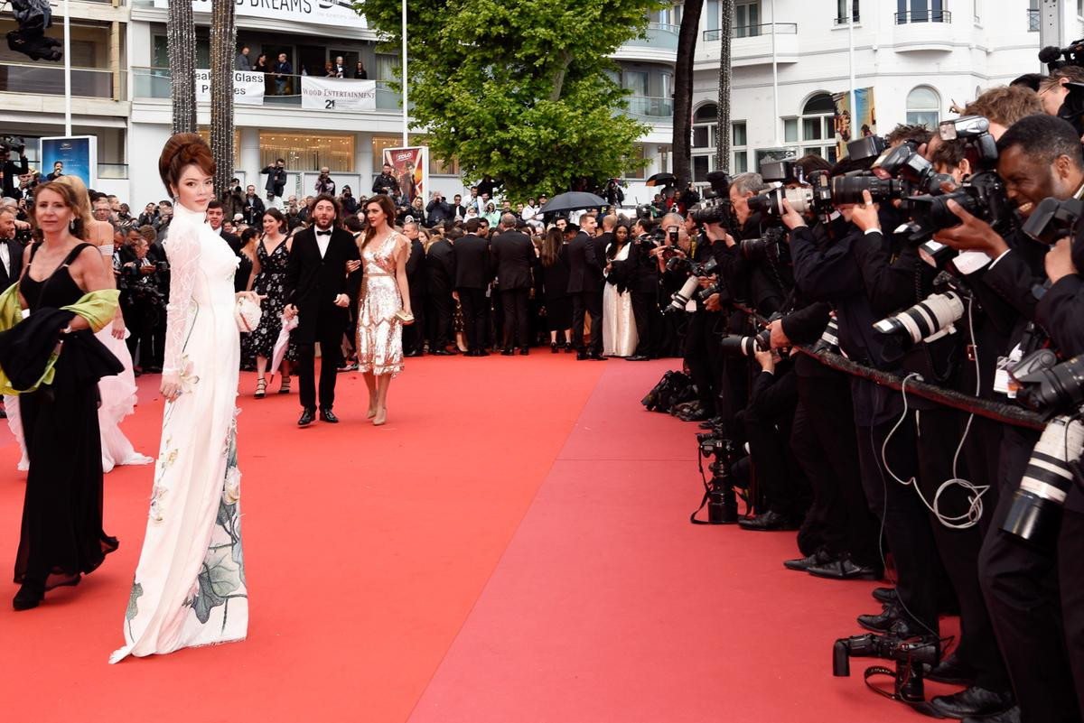 Lý Nhã Kỳ diện Áo dài họa tiết 3D cánh sen, đọ dáng cùng 'báo đen' Naomi Campbell ở Cannes 2018 Ảnh 4