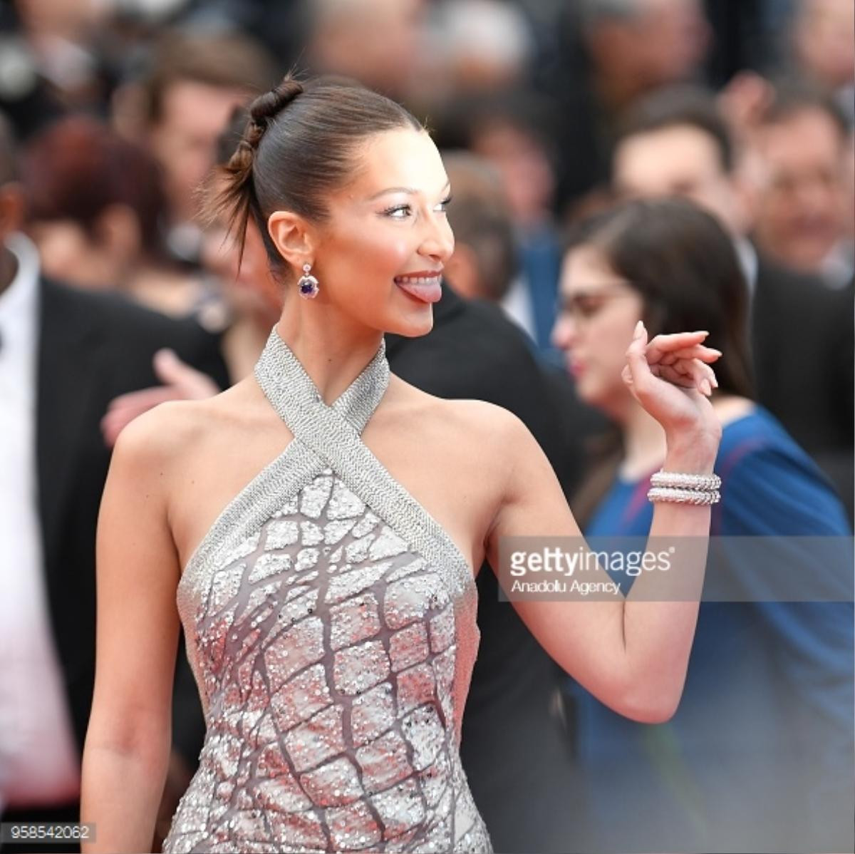 Quỳnh Hương đeo trang sức 30 tỷ đồng, diện váy công chúa khoe dáng cùng siêu mẫu Bella Hadid tại Cannes Ảnh 15