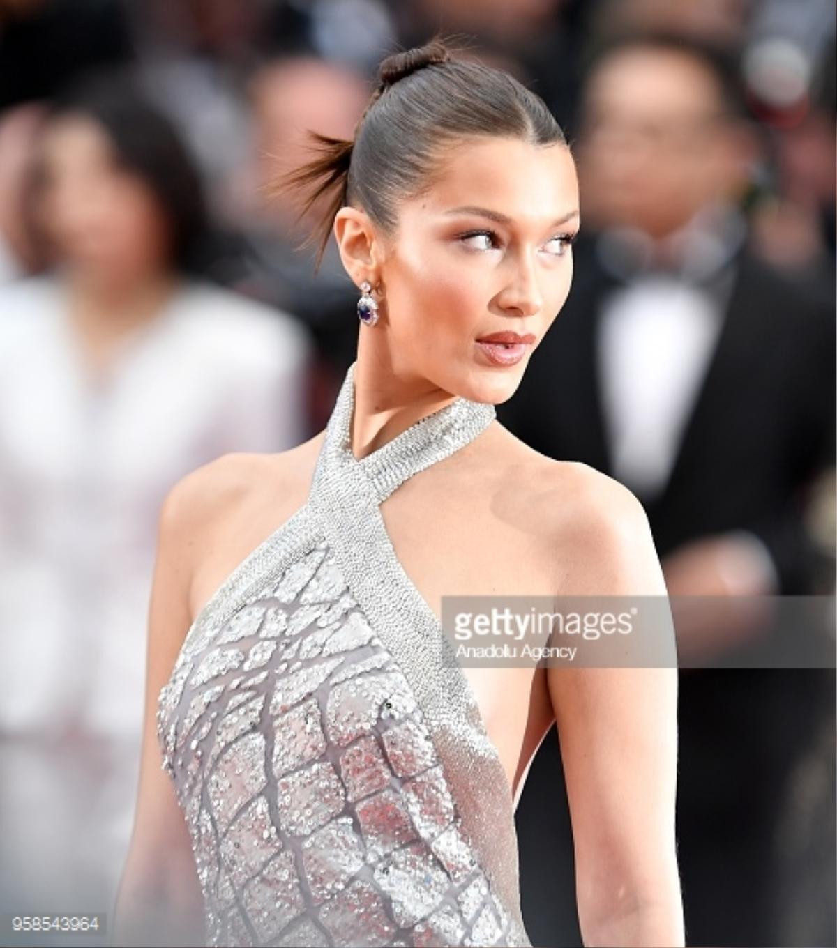 Quỳnh Hương đeo trang sức 30 tỷ đồng, diện váy công chúa khoe dáng cùng siêu mẫu Bella Hadid tại Cannes Ảnh 11