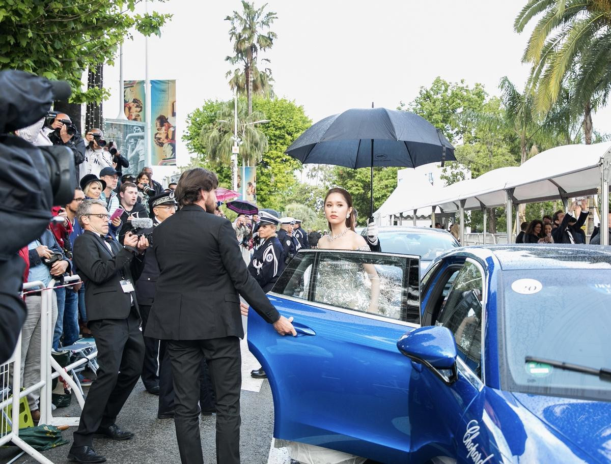 Quỳnh Hương đeo trang sức 30 tỷ đồng, diện váy công chúa khoe dáng cùng siêu mẫu Bella Hadid tại Cannes Ảnh 9