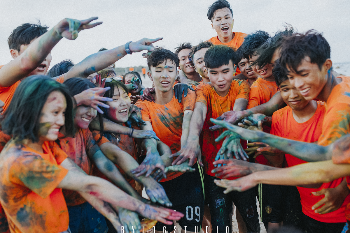 'Đỉnh cao' của nghệ thuật tạo hình kỷ yếu: Teen Đồng Nai 'quẩy banh nóc' cùng biển Ảnh 9