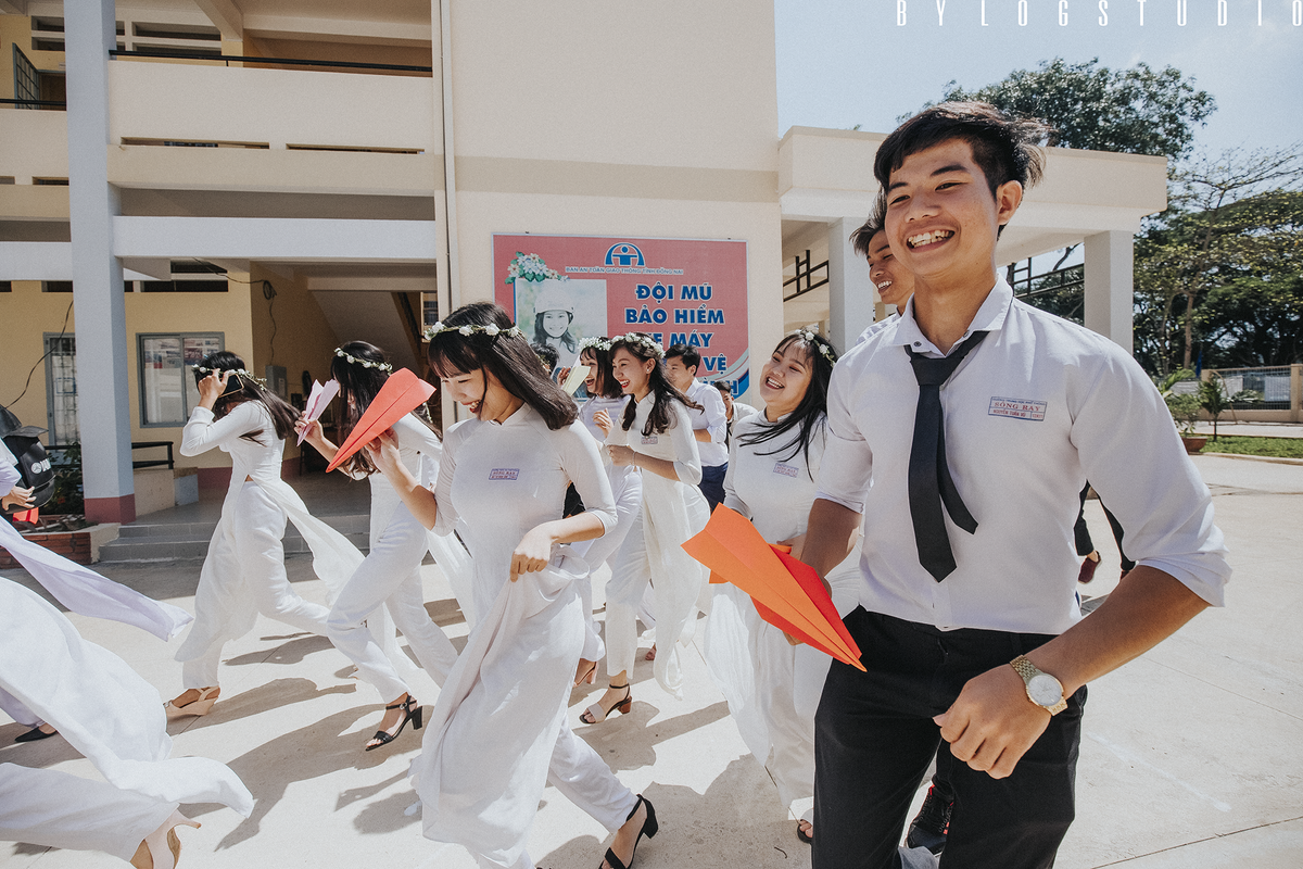 'Đỉnh cao' của nghệ thuật tạo hình kỷ yếu: Teen Đồng Nai 'quẩy banh nóc' cùng biển Ảnh 12