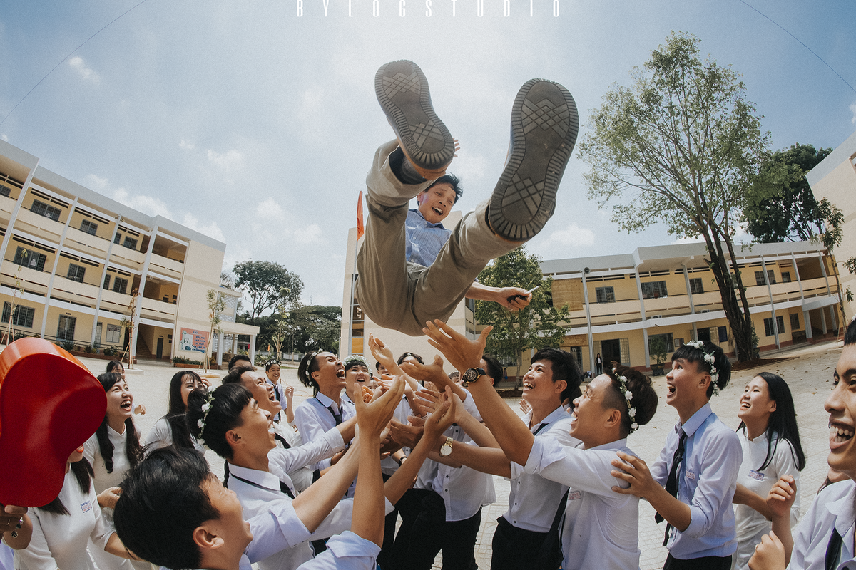 'Đỉnh cao' của nghệ thuật tạo hình kỷ yếu: Teen Đồng Nai 'quẩy banh nóc' cùng biển Ảnh 17