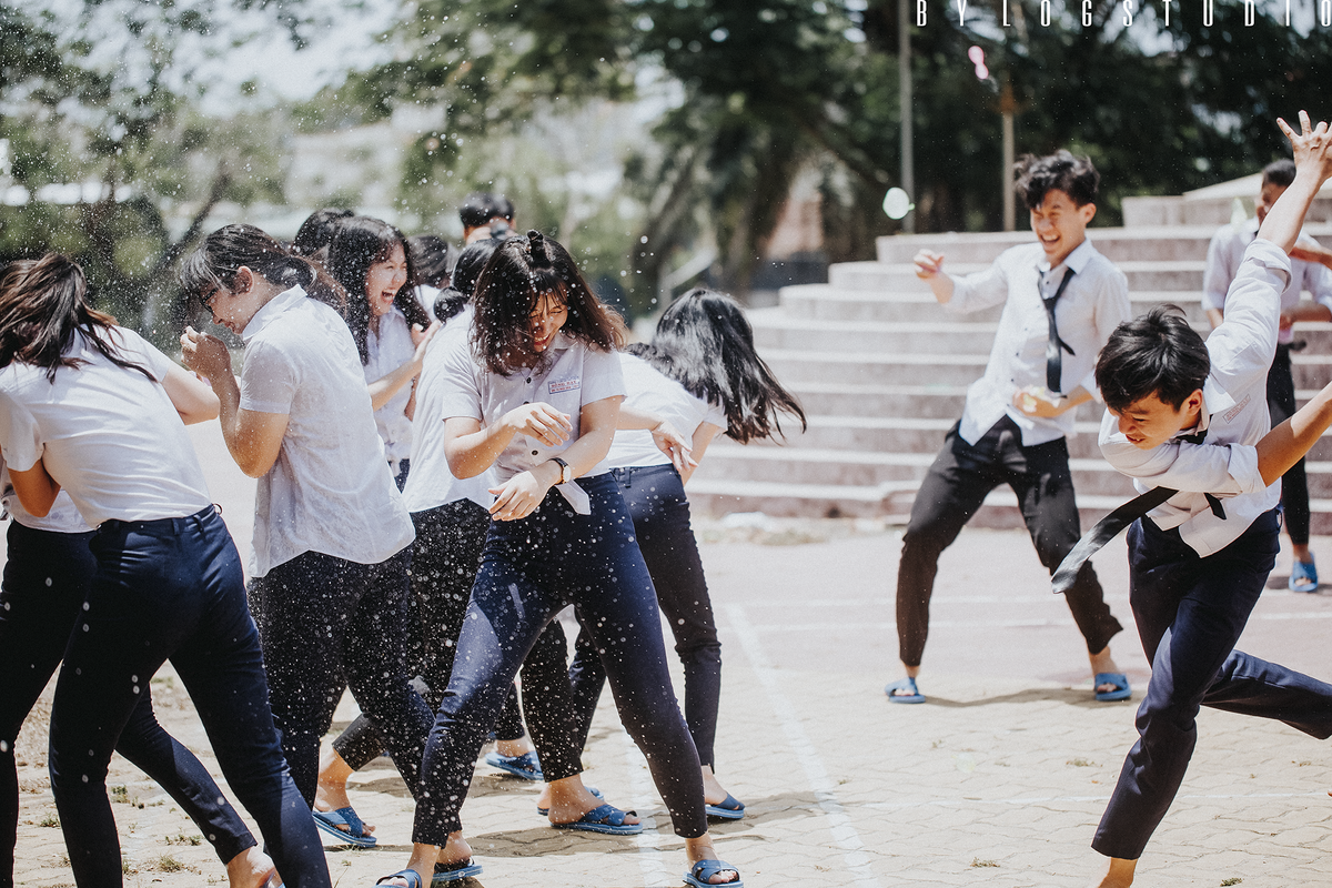 'Đỉnh cao' của nghệ thuật tạo hình kỷ yếu: Teen Đồng Nai 'quẩy banh nóc' cùng biển Ảnh 15