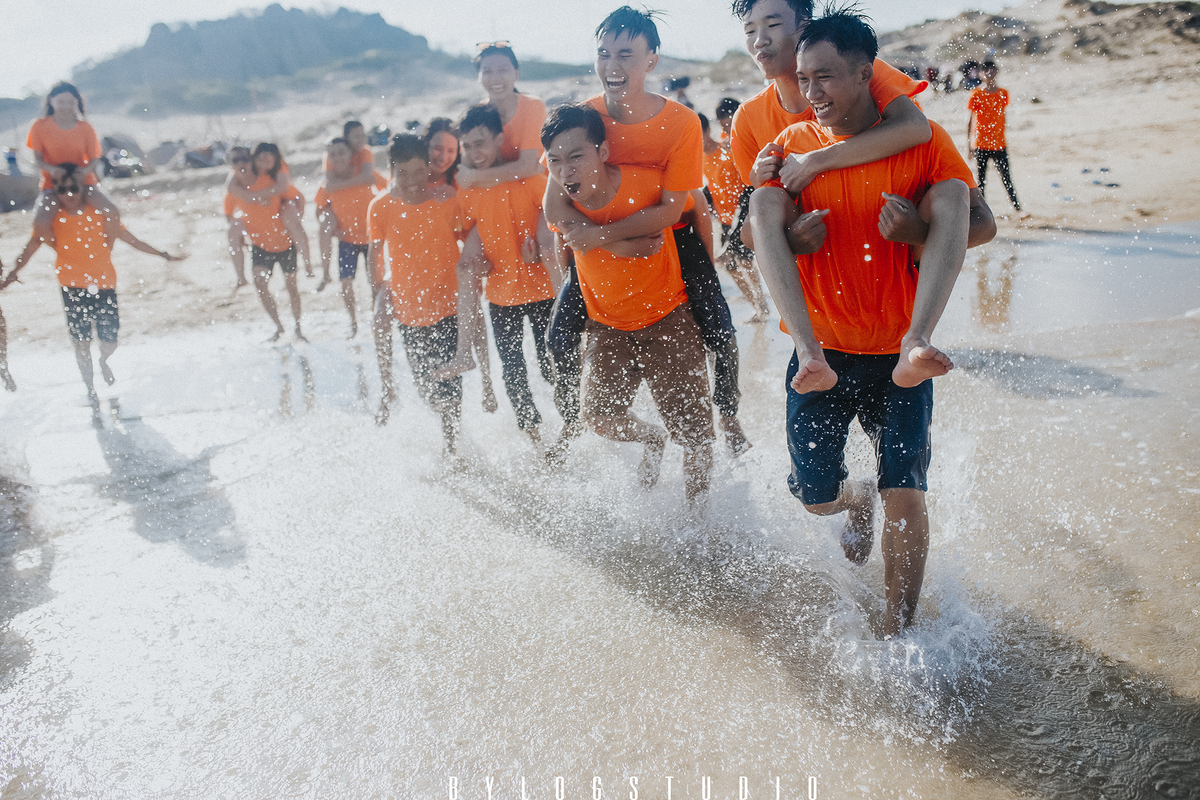 'Đỉnh cao' của nghệ thuật tạo hình kỷ yếu: Teen Đồng Nai 'quẩy banh nóc' cùng biển Ảnh 7