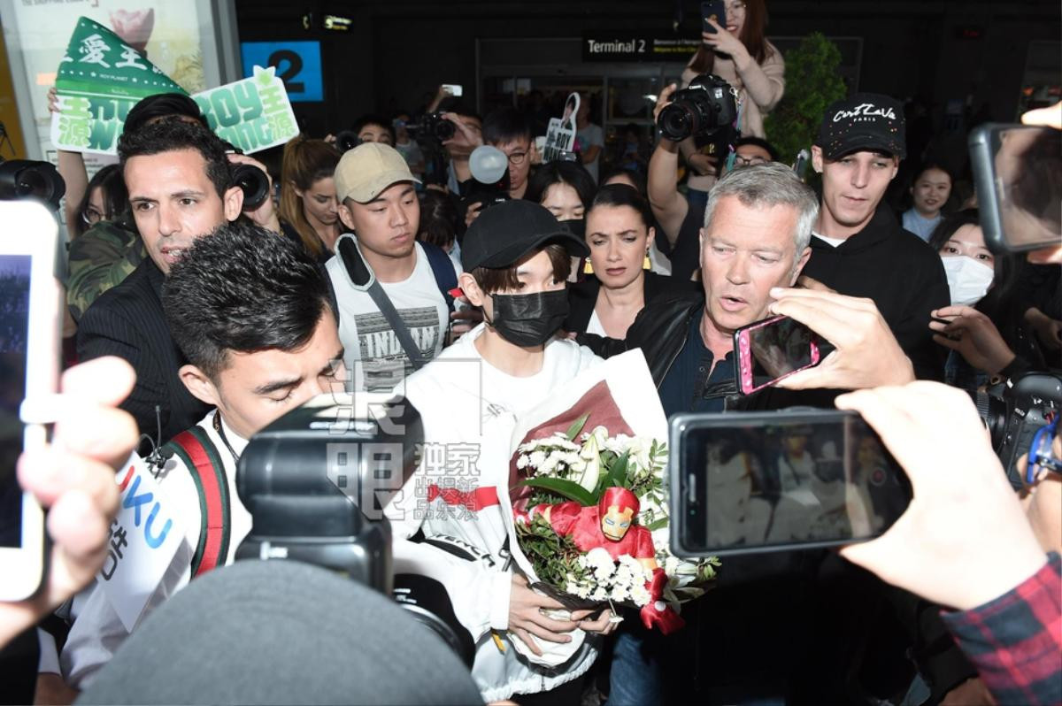 Đại diện cho hai thương hiệu lớn tới Cannes 2018, Vương Nguyên được ký giả quốc tế săn đón từ sân bay Ảnh 3