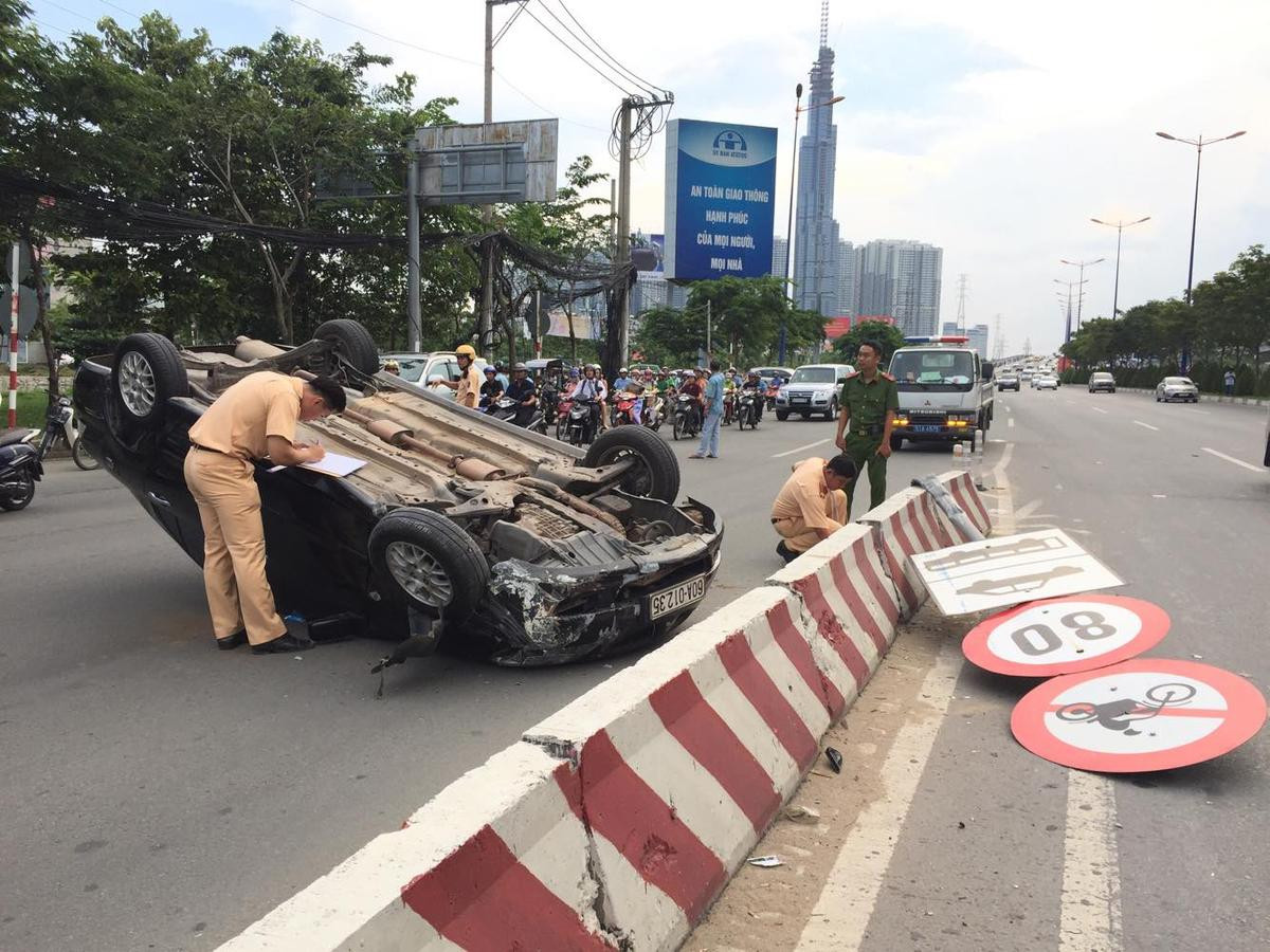 Ô tô lật nhào trên đường phố, nhiều người đi xe máy may mắn thoát chết Ảnh 1