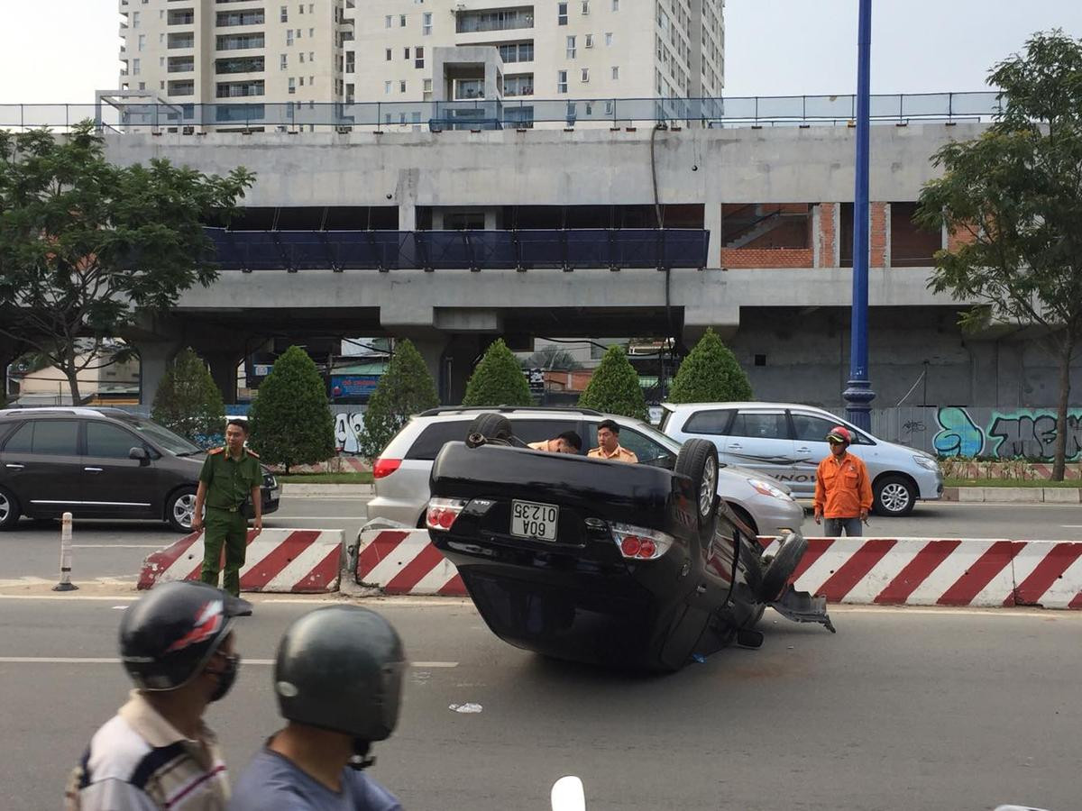 Ô tô lật nhào trên đường phố, nhiều người đi xe máy may mắn thoát chết Ảnh 2