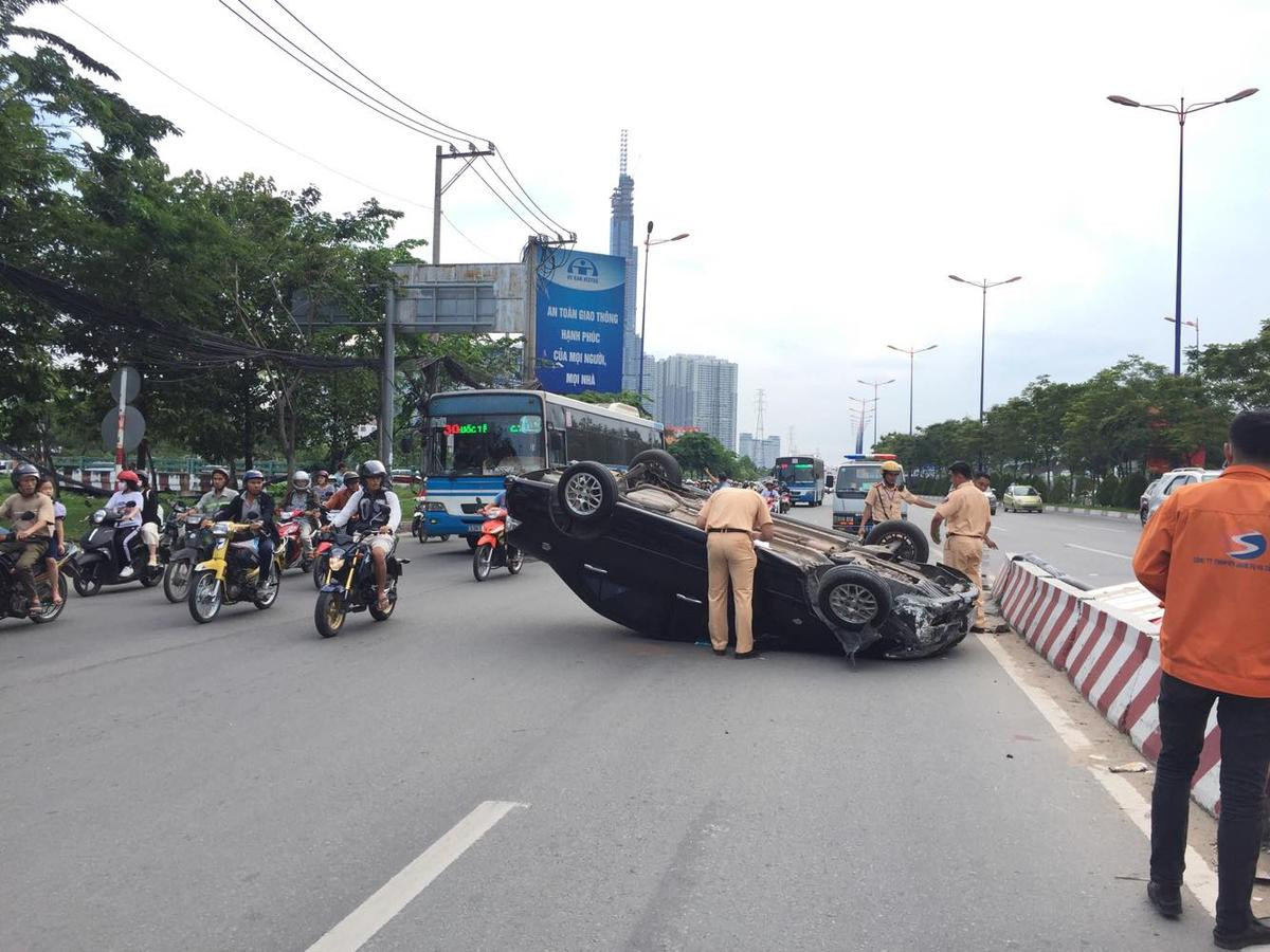 Ô tô lật nhào trên đường phố, nhiều người đi xe máy may mắn thoát chết Ảnh 3