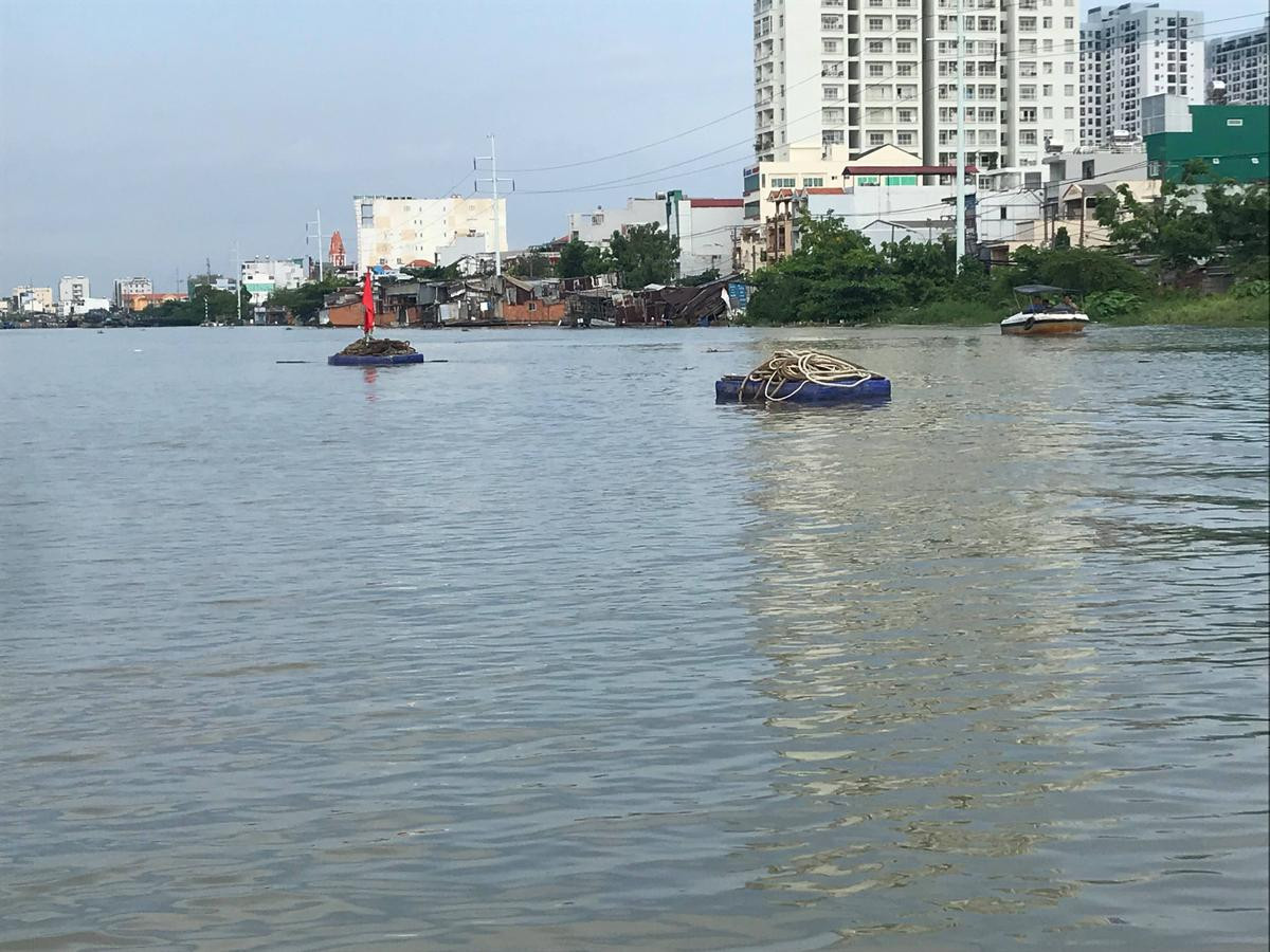 Ghe hơn 100 tấn chìm ở kênh Sài Gòn, 3 người bơi vào bờ thoát chết Ảnh 2