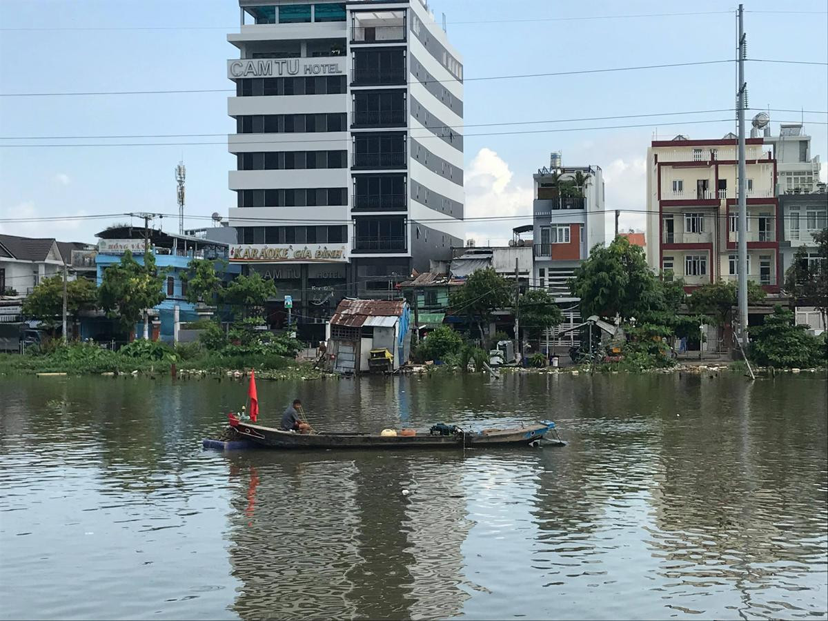 Ghe hơn 100 tấn chìm ở kênh Sài Gòn, 3 người bơi vào bờ thoát chết Ảnh 3