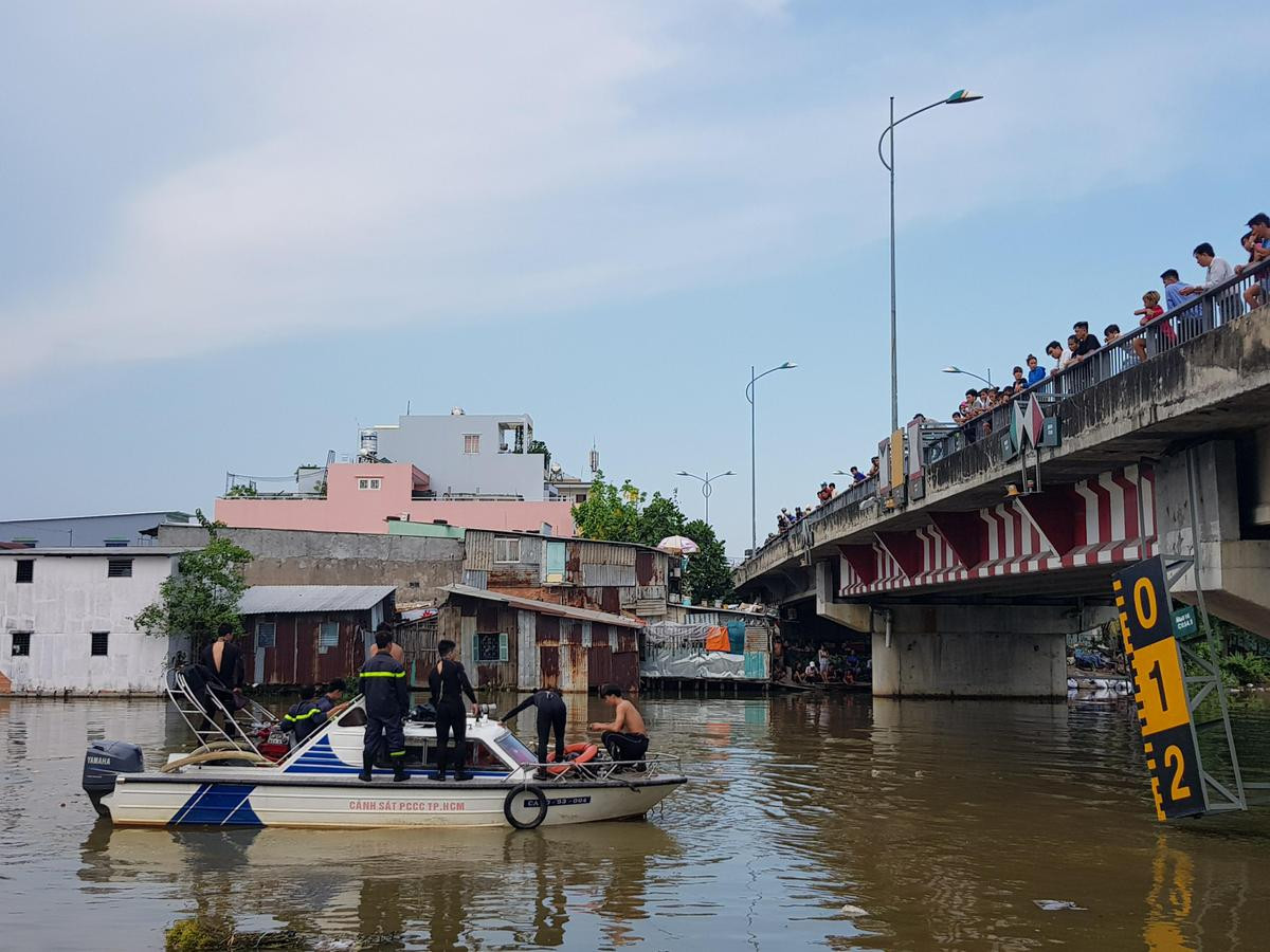 Người nhà bé trai gào thảm thiết khi nghe tin con 8 tuổi đuối nước Ảnh 1