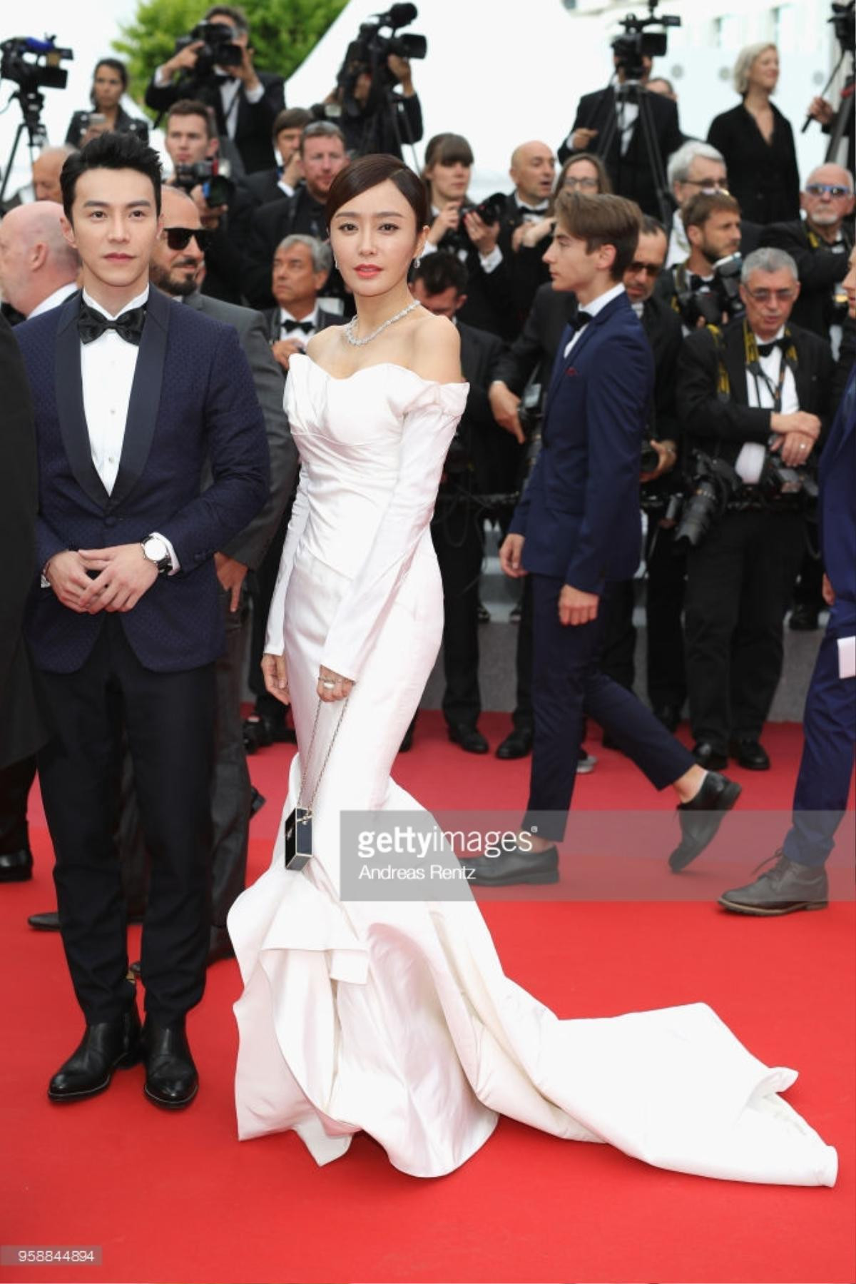 Lần đầu xuất hiện trên thảm đỏ Cannes 2018, Jessica và Vương Nguyên gây bão mạng xã hội Ảnh 32