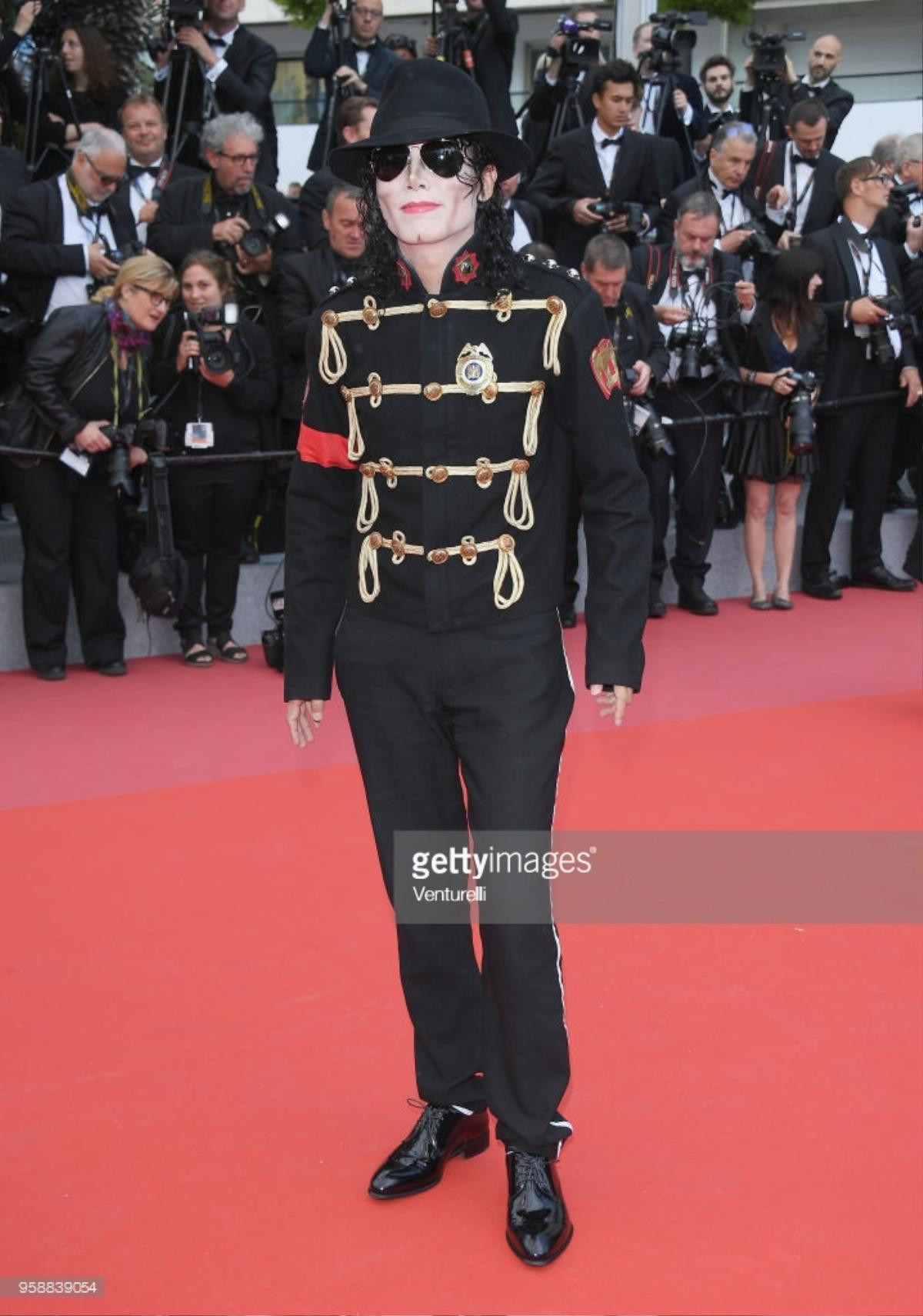 Michael Jackson, Chewbacca của Star Wars 'đại náo' thảm đỏ Cannes ngày 8 Ảnh 1