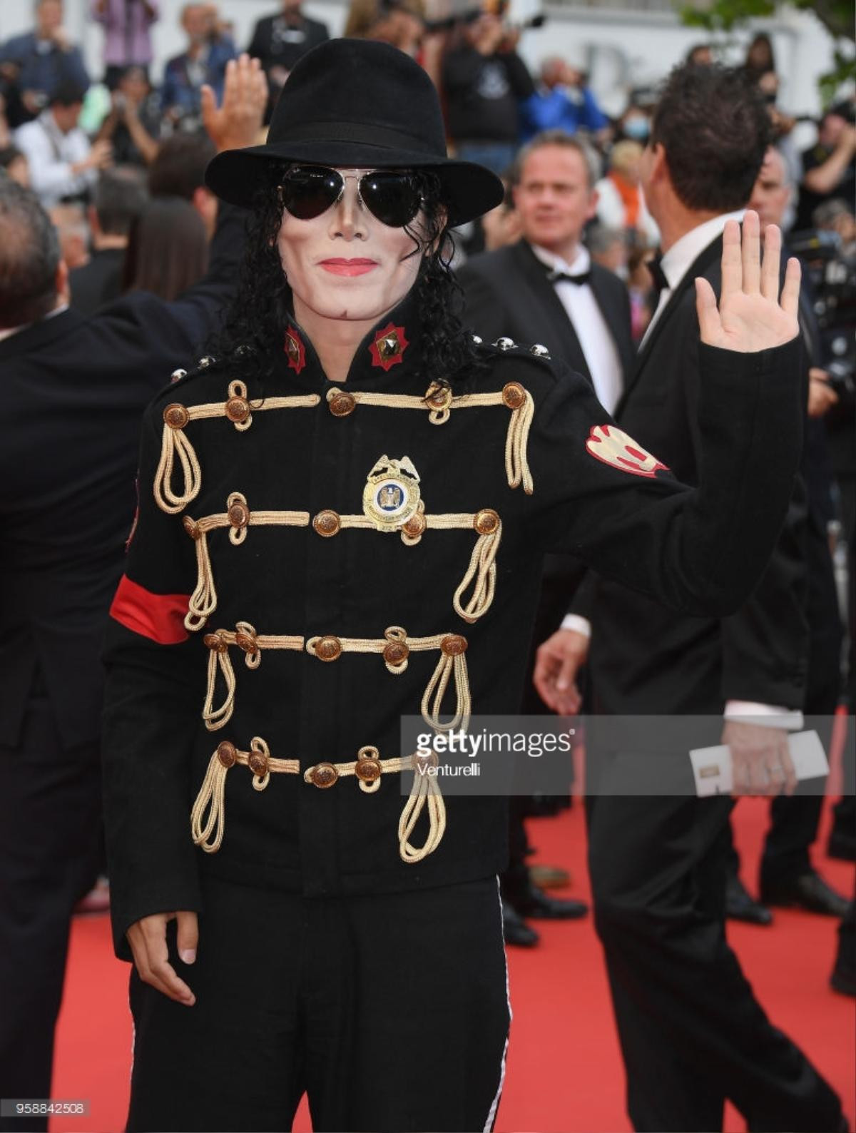 Michael Jackson, Chewbacca của Star Wars 'đại náo' thảm đỏ Cannes ngày 8 Ảnh 3