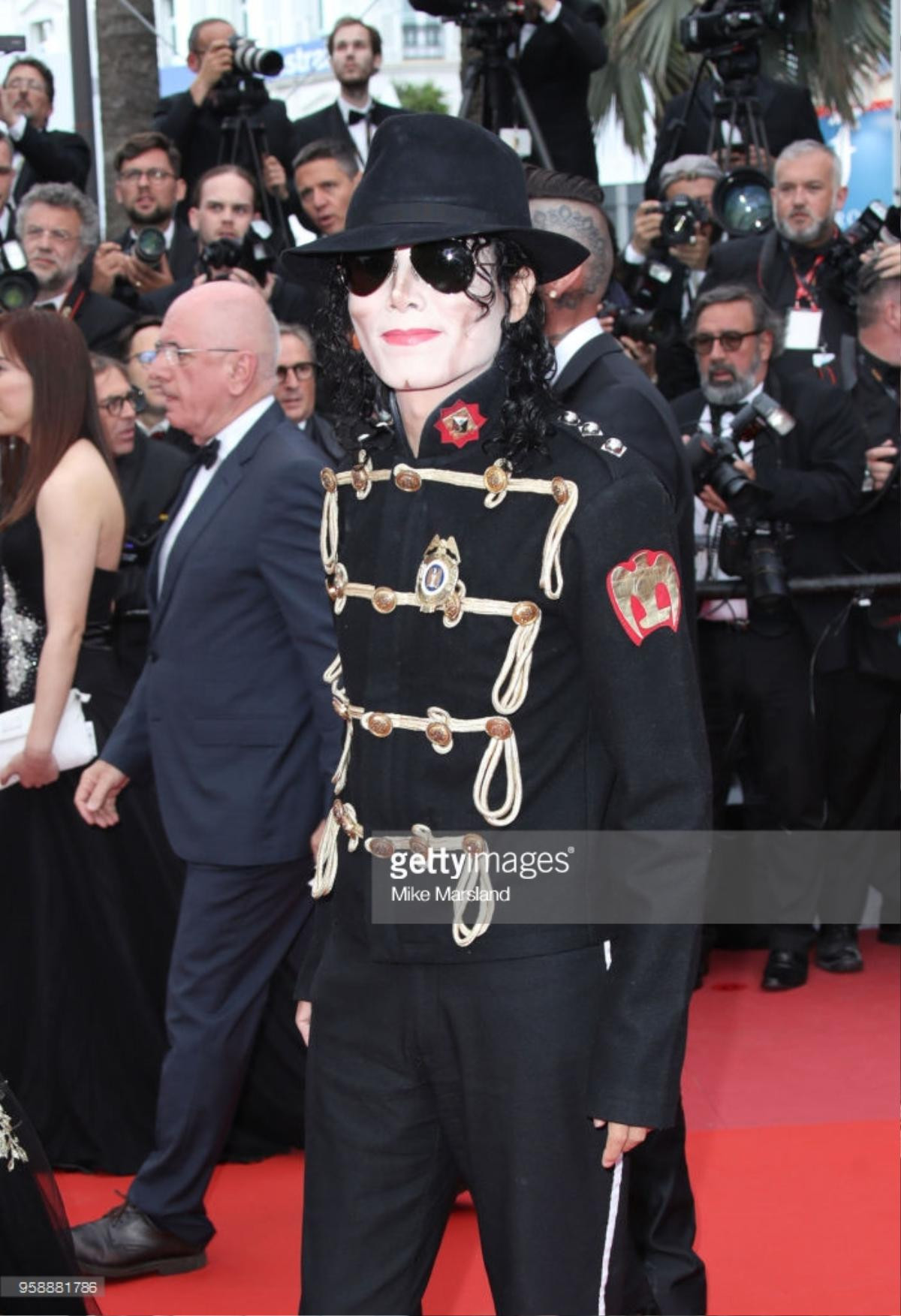 Michael Jackson, Chewbacca của Star Wars 'đại náo' thảm đỏ Cannes ngày 8 Ảnh 7